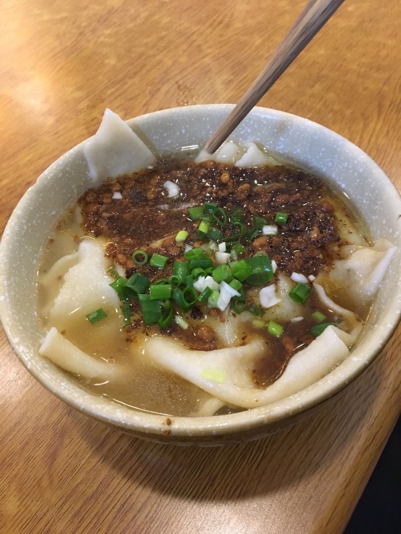 「杂酱铺盖面」清汤依然给力,杂酱和着葱花夹一口面皮.满嘴窜香