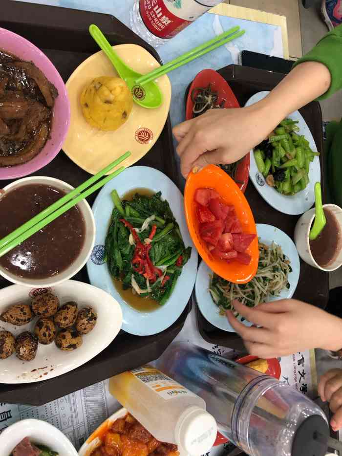 离得很近,就在农园食堂的东北角采光很好,环境也挺不错的,就是用餐