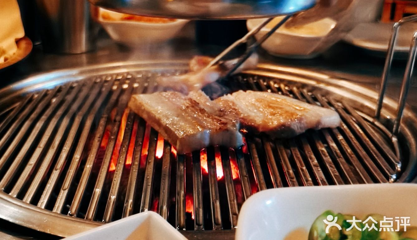 街边氛围感满点的烤肉店推荐