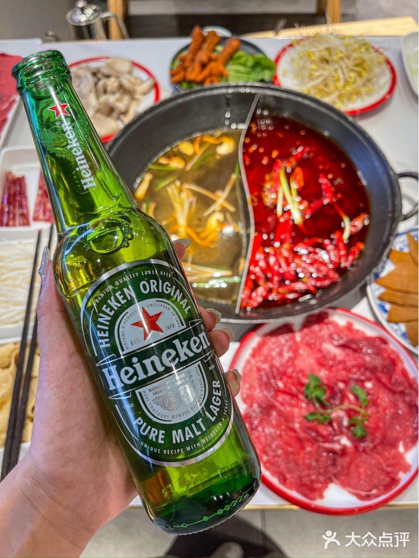 两个人吃撑了也就一百出头 这不跟朋友边吃火锅边聊天