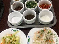 制作沾水的调料-朝伟清真铜瓢牛肉馆(三十年老·店)