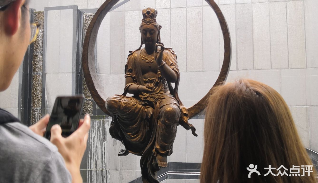 苏州博物馆馆身以灰白两色为主