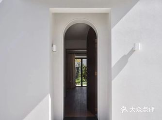 高饱和度色彩间的互动，体现设计美学