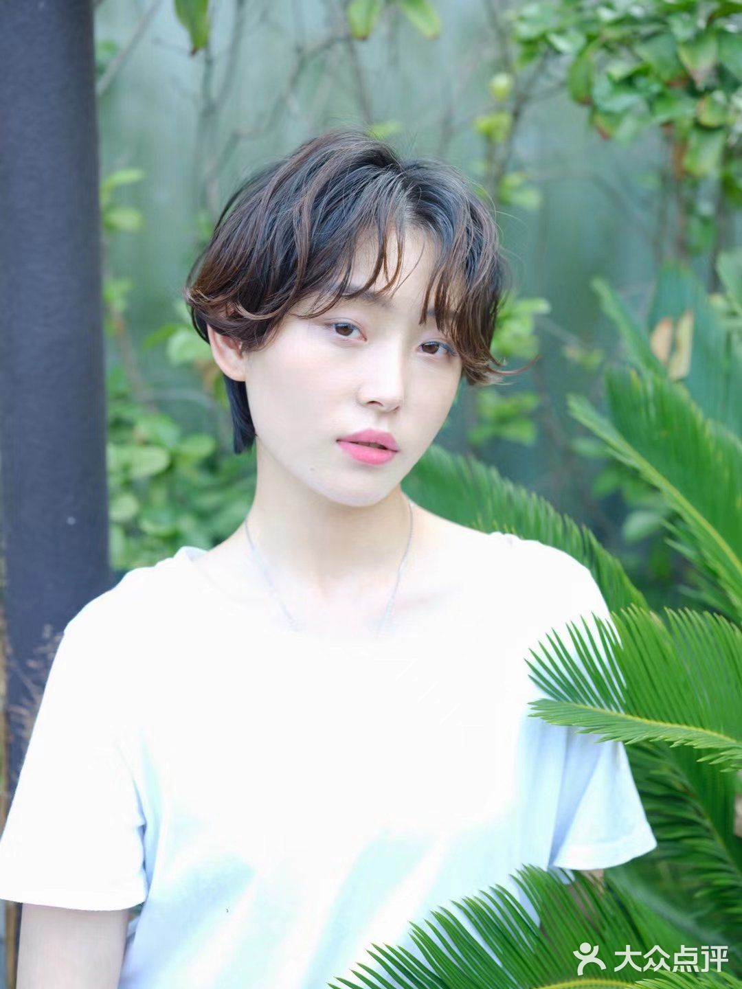 可爱蓬松的短发滊发与清爽的露耳短发搭配起来