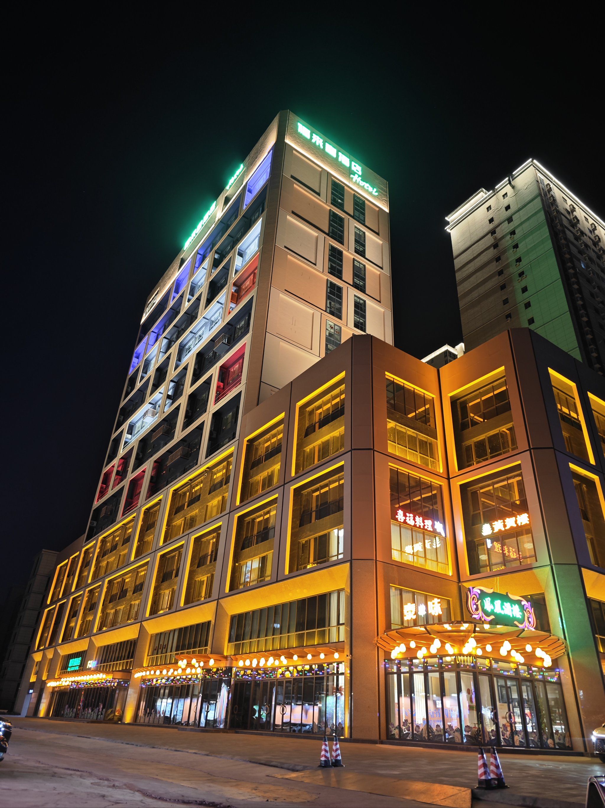 酒店里有四个餐厅,西美的老品牌馆子凤凰酒楼在二层,三层有三家,分别