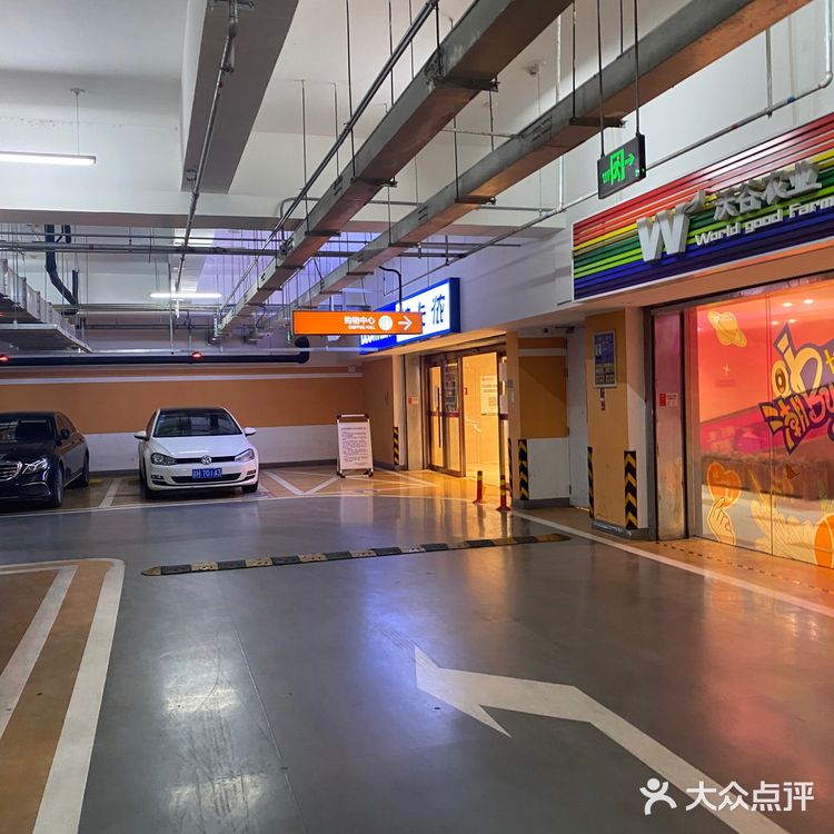 长阳京投港垃圾商场，混乱无管理。