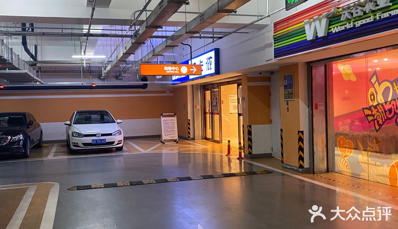 长阳京投港垃圾商场，混乱无管理。