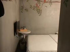 -卡罗酒店(东门晒布地铁站店)