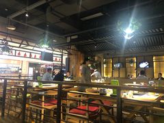 大堂-洪氏嗨捞·广东猪肚鸡·椰子鸡火锅(西咸万象城店)