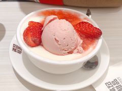 草莓梦幻雪双皮奶-满记甜品(日月光二店)