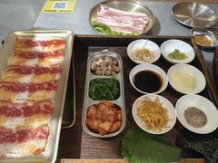 -围炉肉舍•炭烤活鳗•丹东海鲜烤肉(步行街店)