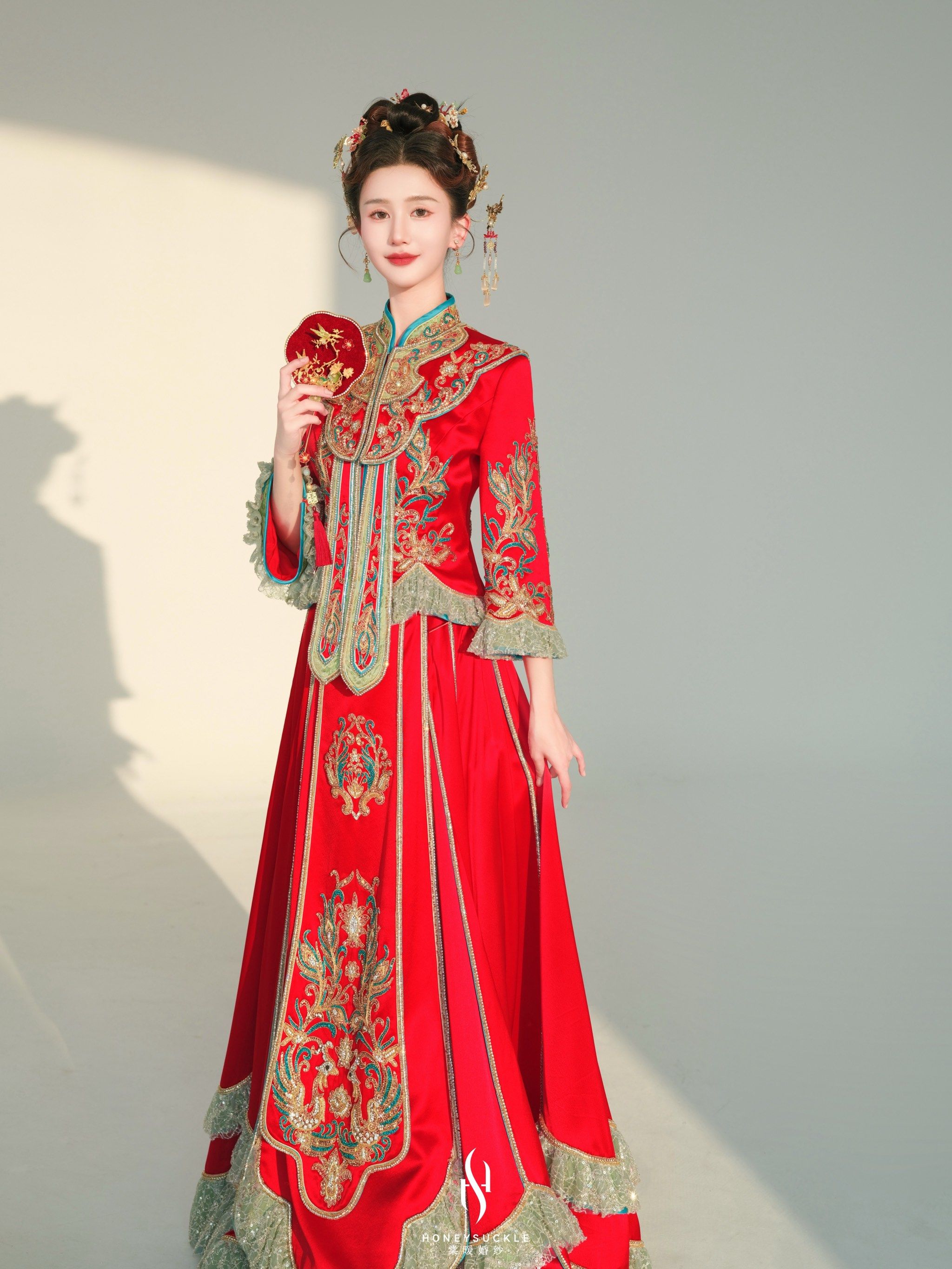 经典的红蓝撞色秀禾服