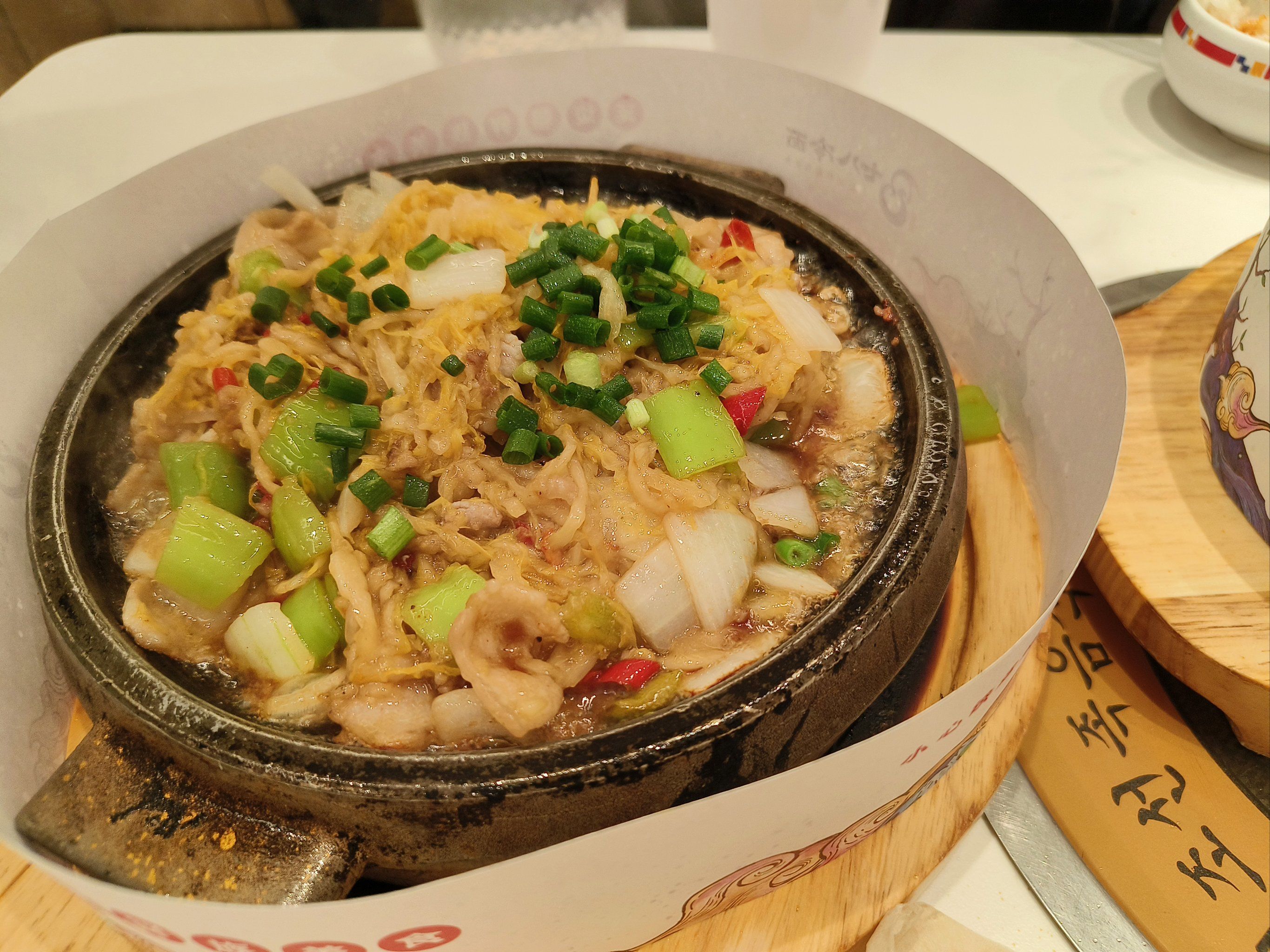 闻到滋滋冒油的铁板酸菜五花肉口水就出来了谁懂