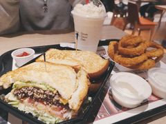 -The Habit Burger Grill 哈比特汉堡(复兴soho店)