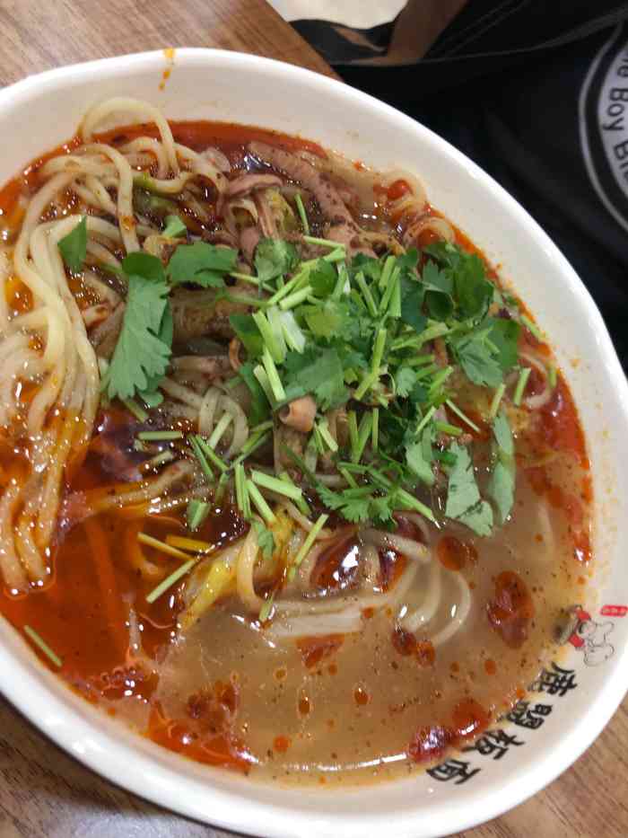 鹿盟板面牛杂面-"[薄荷]环境: 店里布局不太喜欢,中间一.