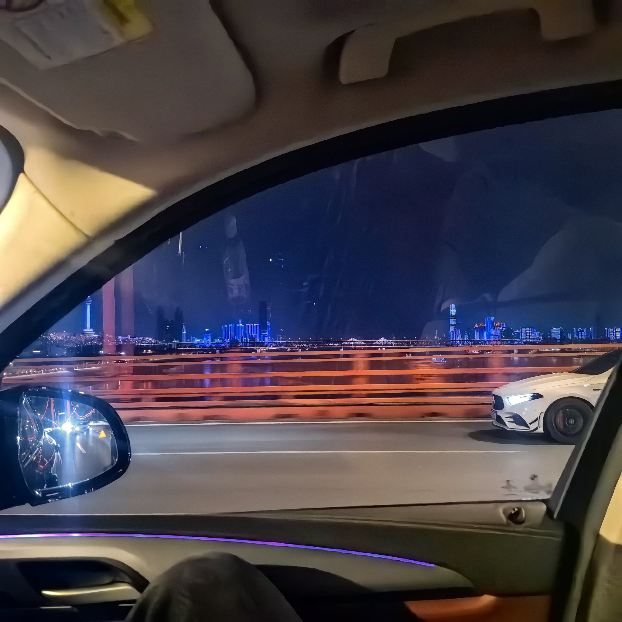 城影下的夜行车