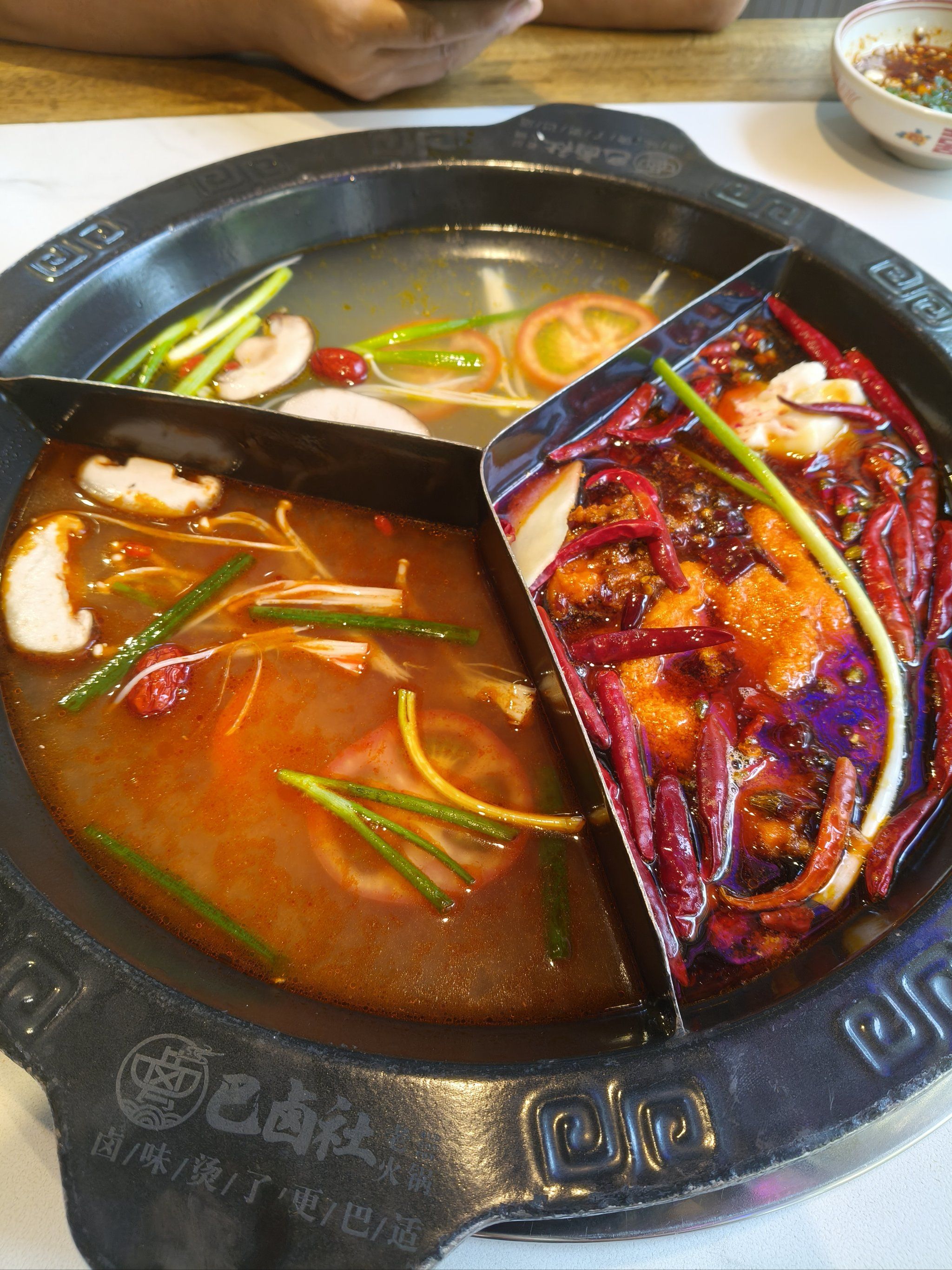 火锅火锅 
红城湖店巴卤社老火锅
直播间的霸霸餐
锅底是三抖