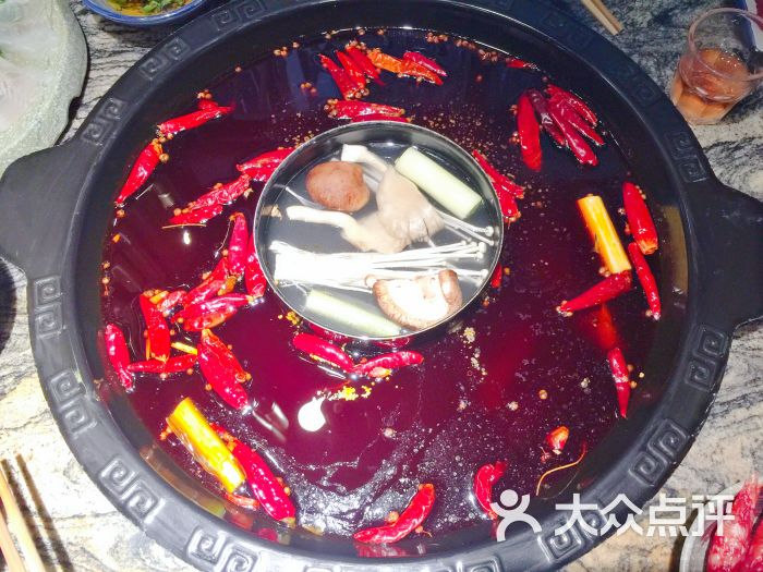 古木枫老火锅(洪崖洞店)-菌菇汤鸳鸯锅-菜-菌菇汤鸳鸯锅图片-重庆美食