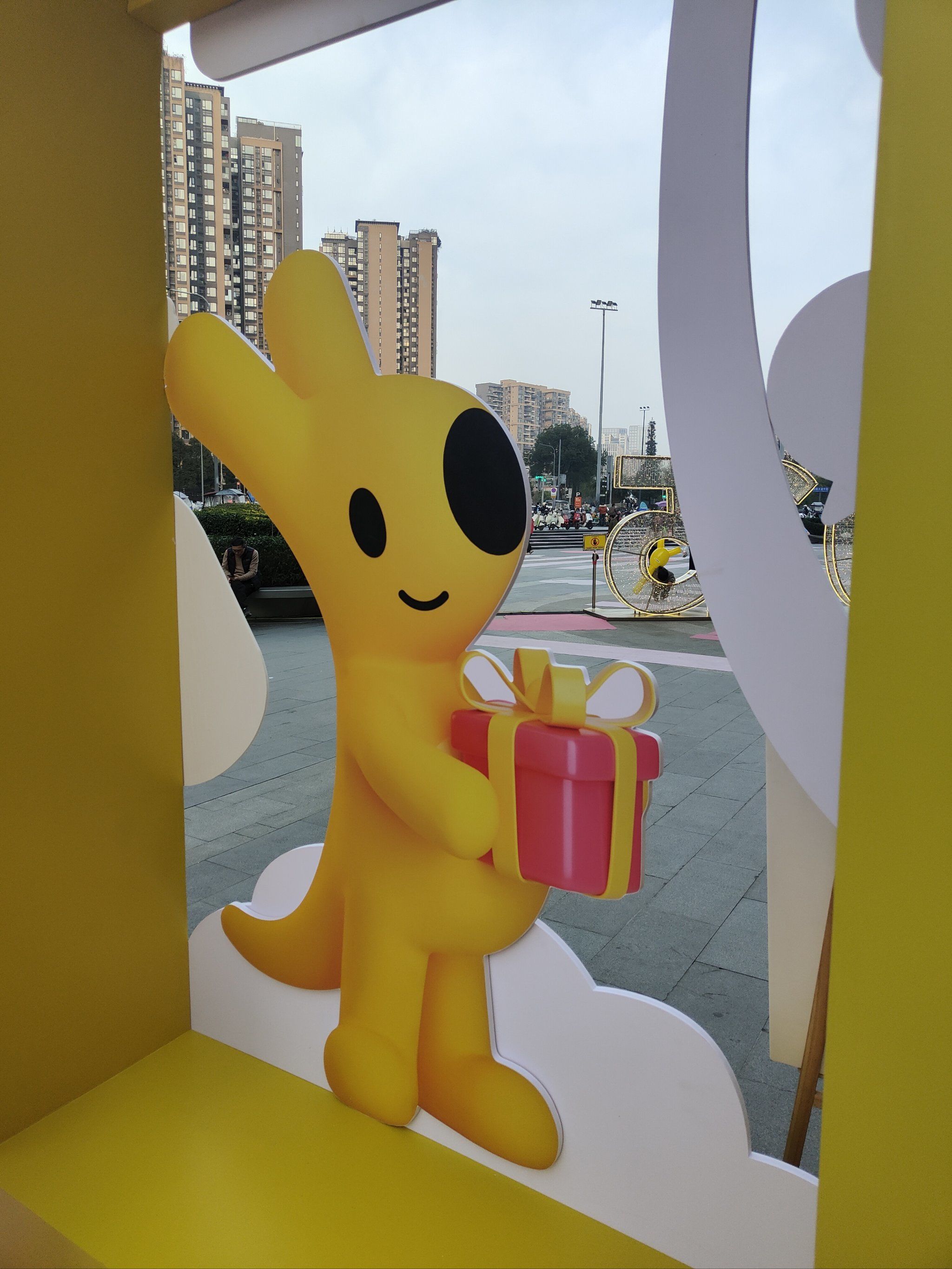 小手一抽,抽到了二等奖,是小挂饰或者发胶,大奖是美团 logo 的 袋鼠