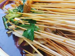 -拈签一笑黄牛肉辣卤串串