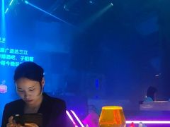 -赛博LIVE SHOW酒吧