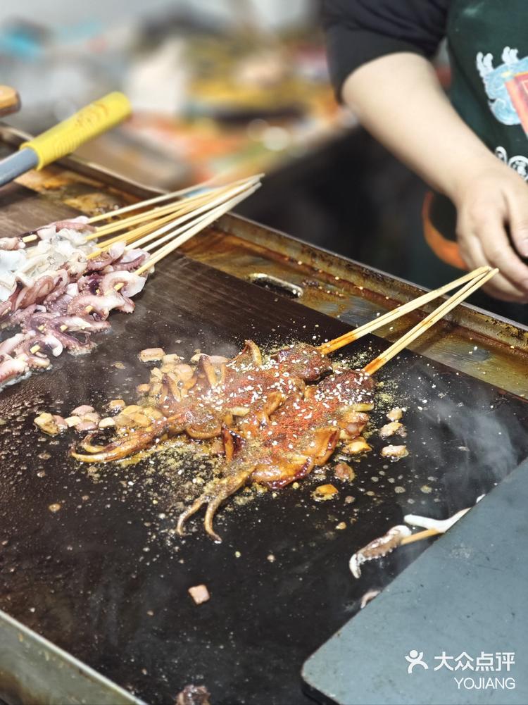 夜市美食出摊了铁板鱿鱼太香了