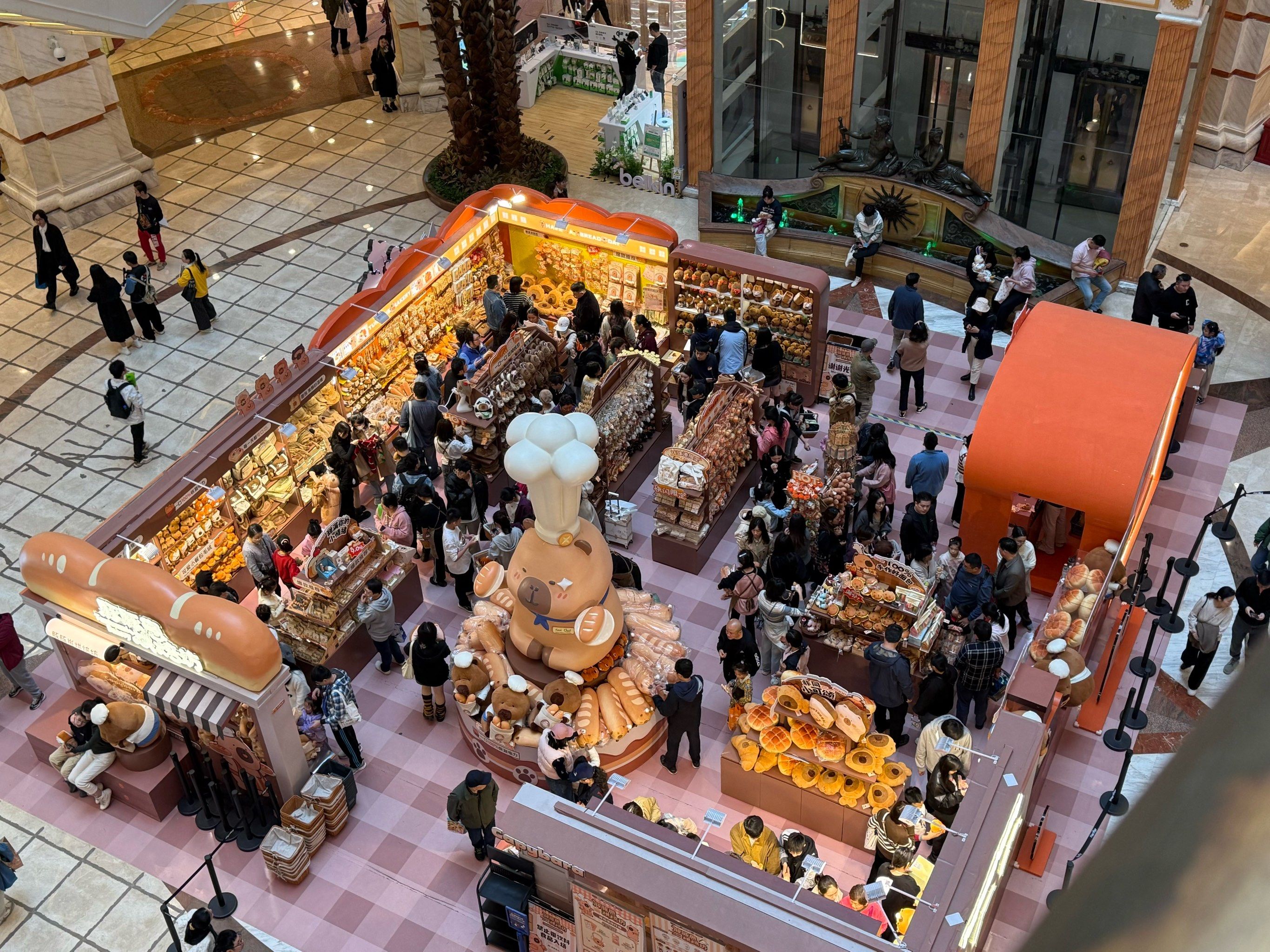 卡皮巴拉空降环球港,呜呼!豚门永存