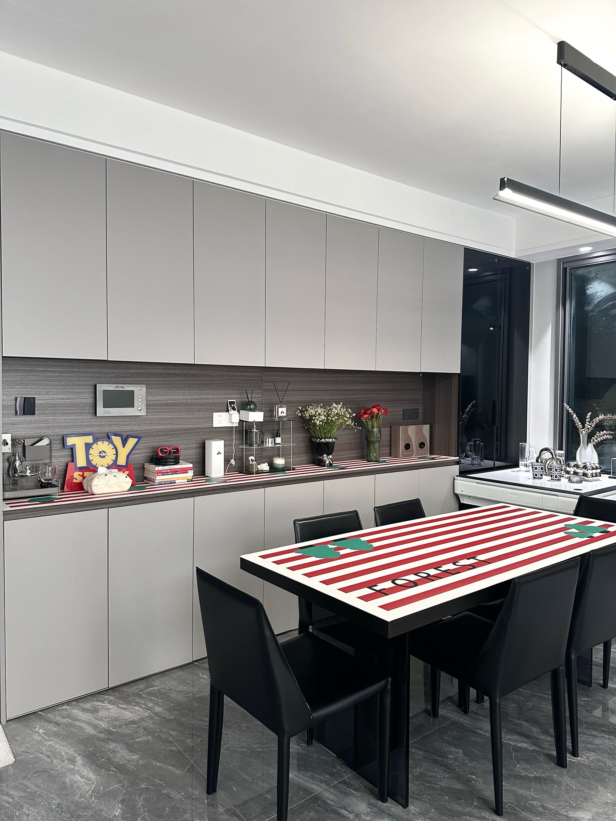 整面墙体设计成餐边柜
不仅外观简约大气
实用性也非常强

