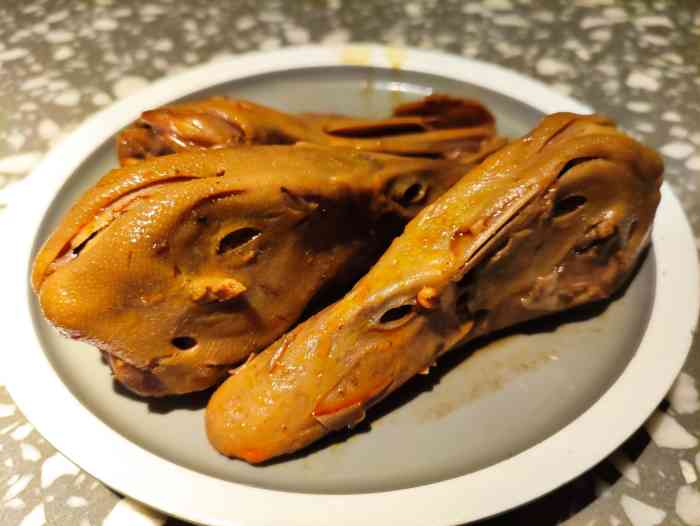 嘎嘎鸭脑壳(天府二街店)-"不知道是啥定位的餐厅哈夜宵?大排档?各.