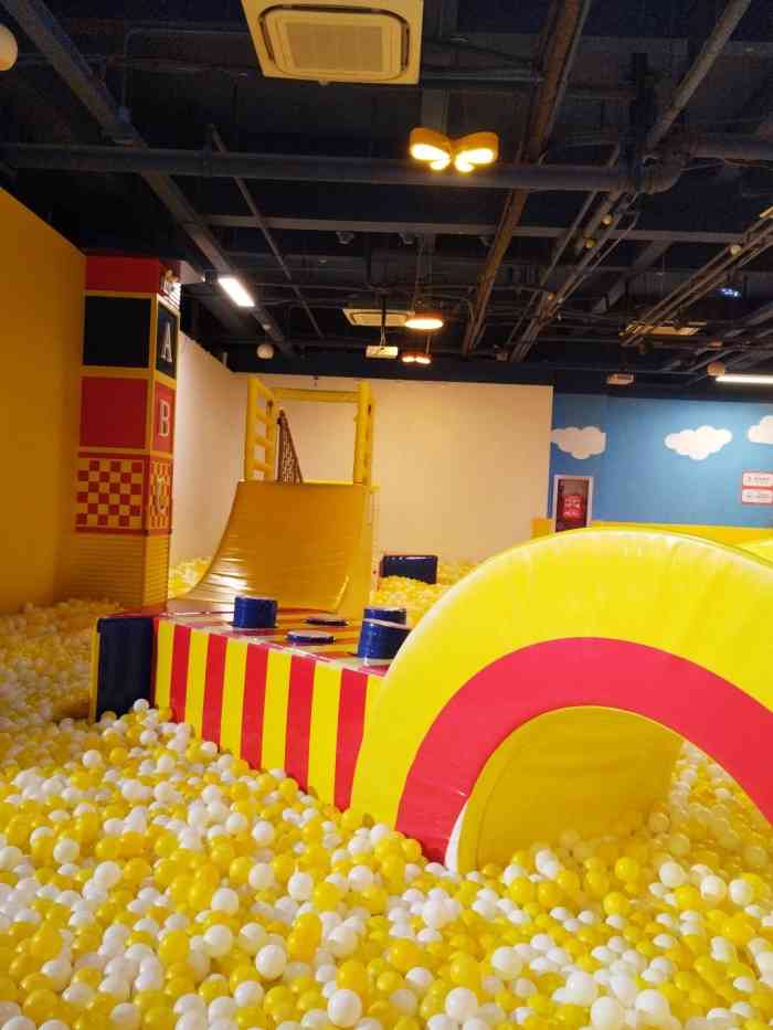 今天带宝宝来到了大宁宝燕乐园两层全是儿童乐园一楼是无敌长滑梯和