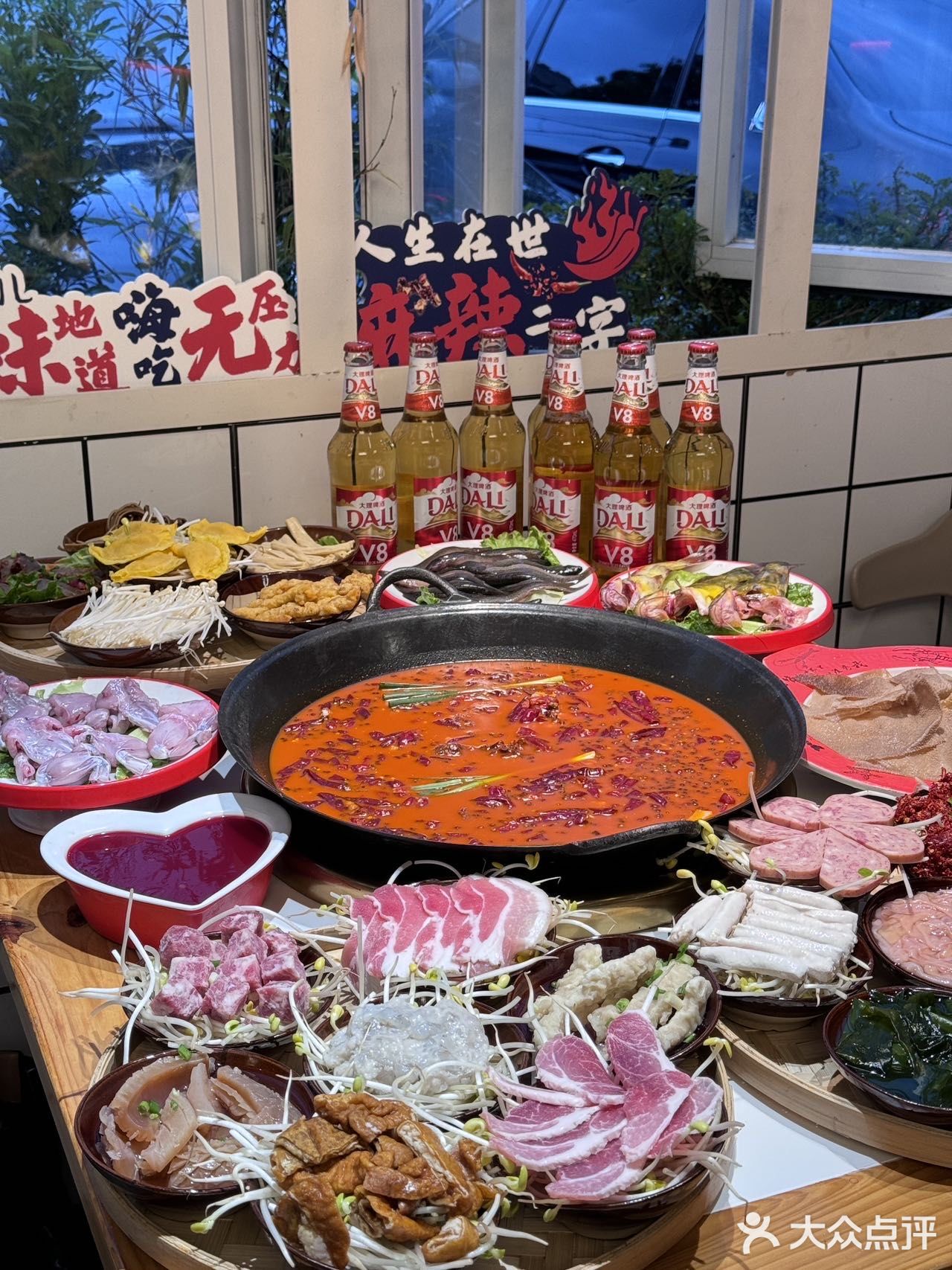 聊聊天喝喝酒好巴适 简直就是年轻人的深夜食堂
