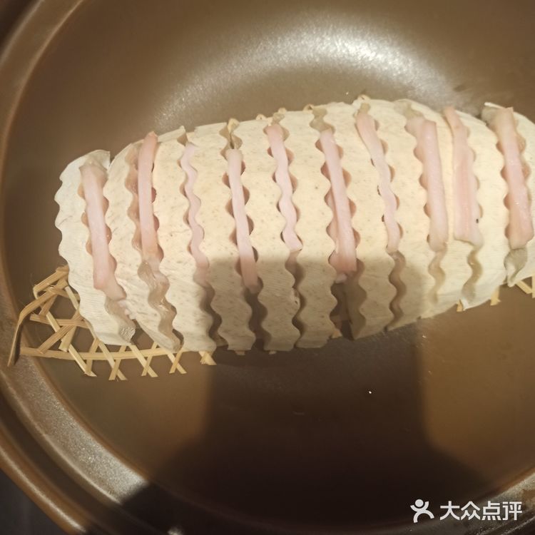 接下来,我们可以使用一口干锅,将火力调至适中