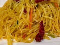 酸辣土豆丝-巴扎美食·新疆菜·西域歌舞表演餐厅(新疆大厦店)