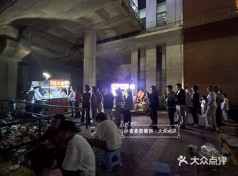 前海这个桥底下到底为什么那么多人排队？