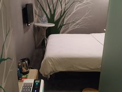 -卡罗酒店(东门晒布地铁站店)