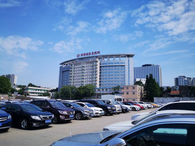 成都军区总医院停车场-"西部战区总医院的停车场,很大的场地!就是.