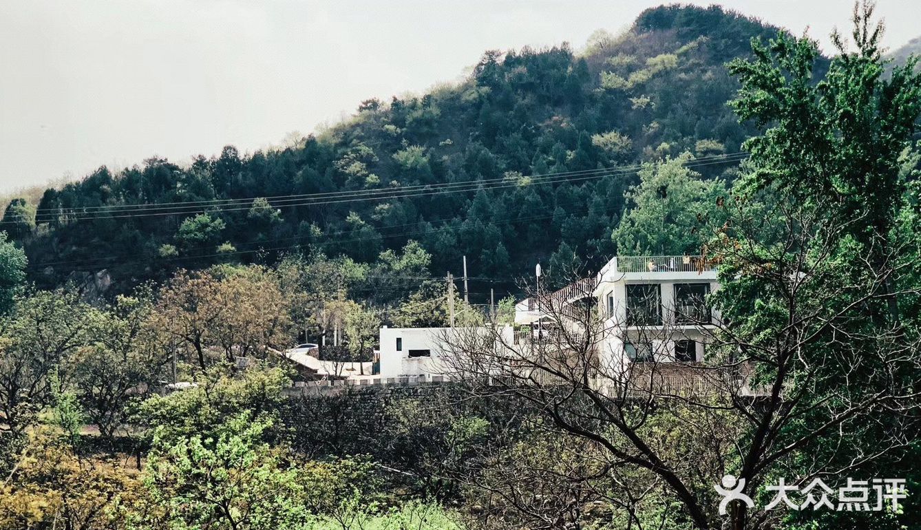 停车场也挺小。适合情侣来。周边玩儿的感觉也没有很多