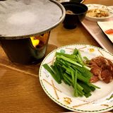 有黄色衣服的工作人员接待