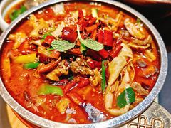彝族黄焖黑山羊-桥边小楼·手工云南菜·丽江地标美食