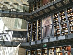西餐厅有名的图书墙-北京康莱德酒店
