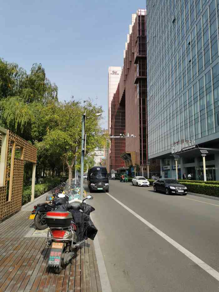 cbd国际大厦-"深秋时节,走在小街桥至文慧路西街一线的北.