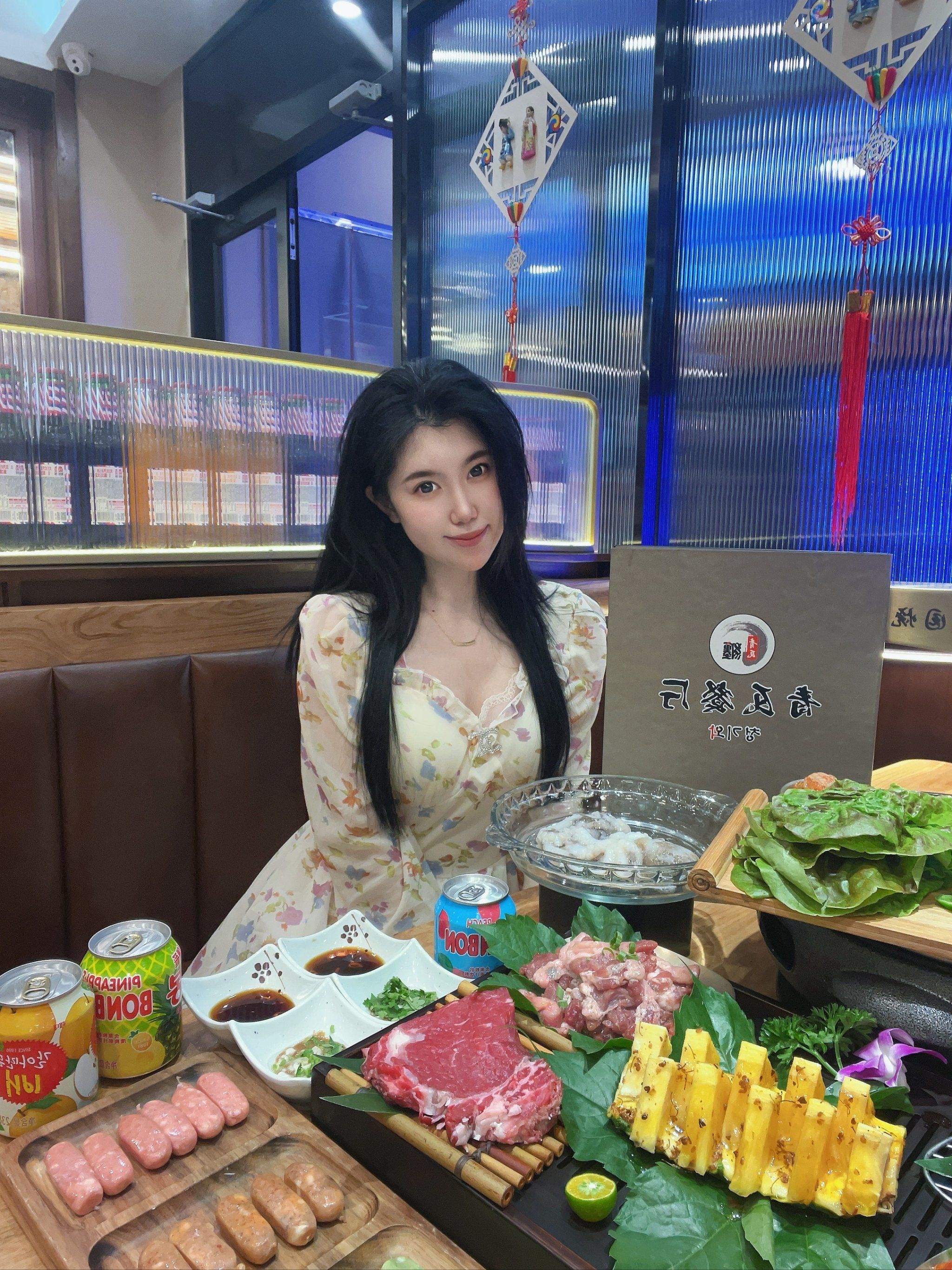 而不腻
小姐姐全程都会帮忙烤肉 开心的吃肉肉
-
青瓦四组盛和