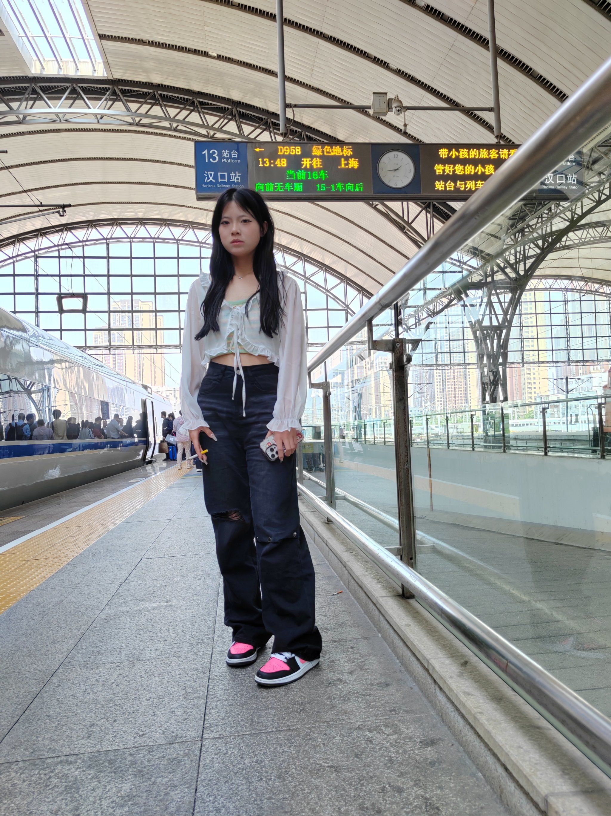 高铁站站台,这个充满离别与重逢的地方,见证了无数人的悲欢离合