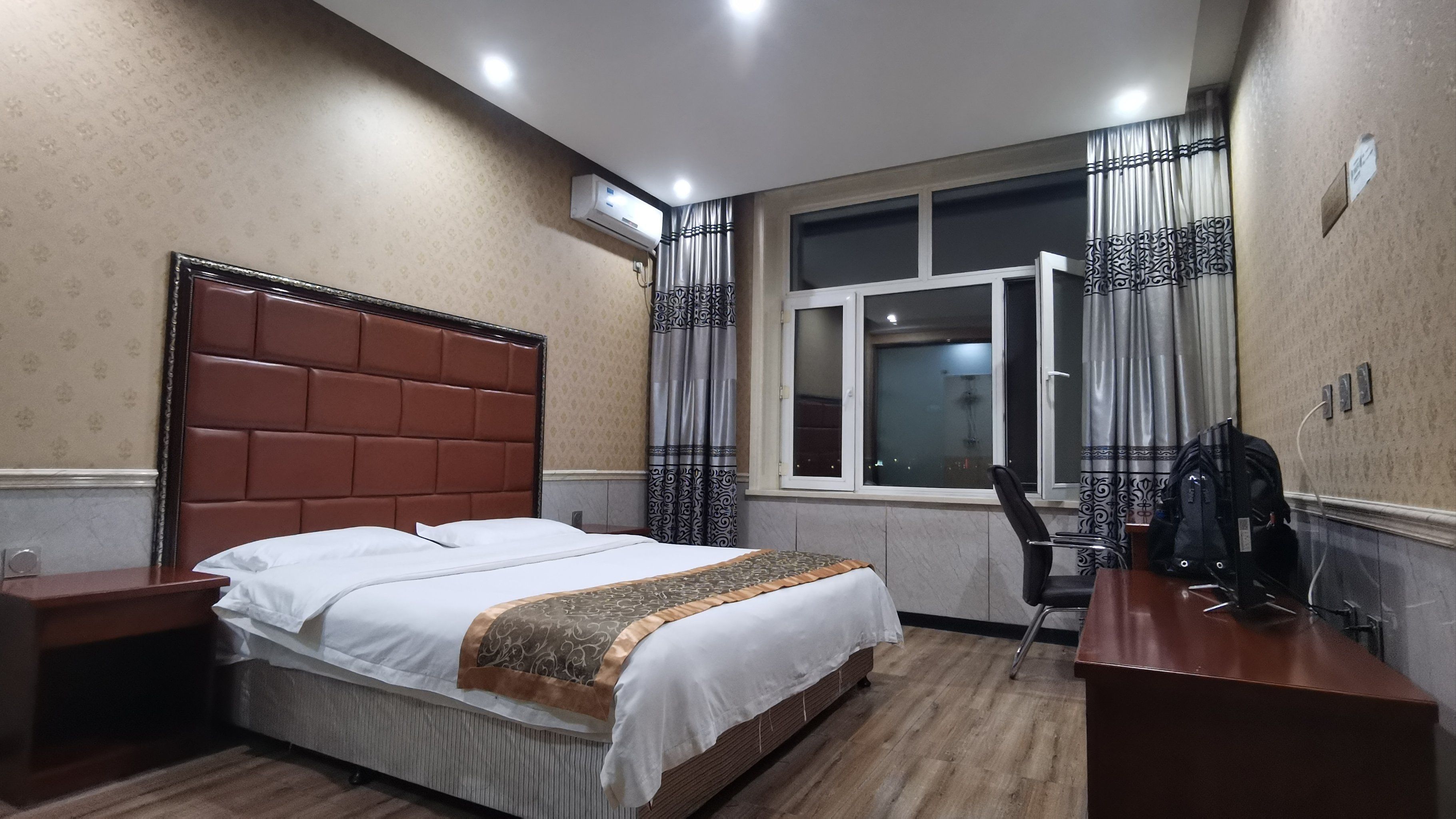 」
离候机楼不到两公里,空港一路距离候