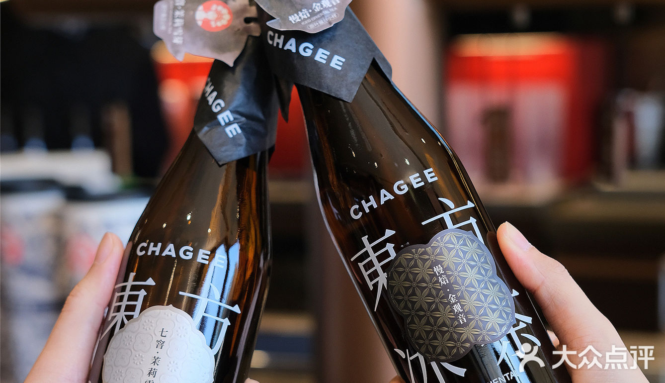 ⽆语了[流汗]买奶茶送的东⽅冰茶显眼包太能装了吧