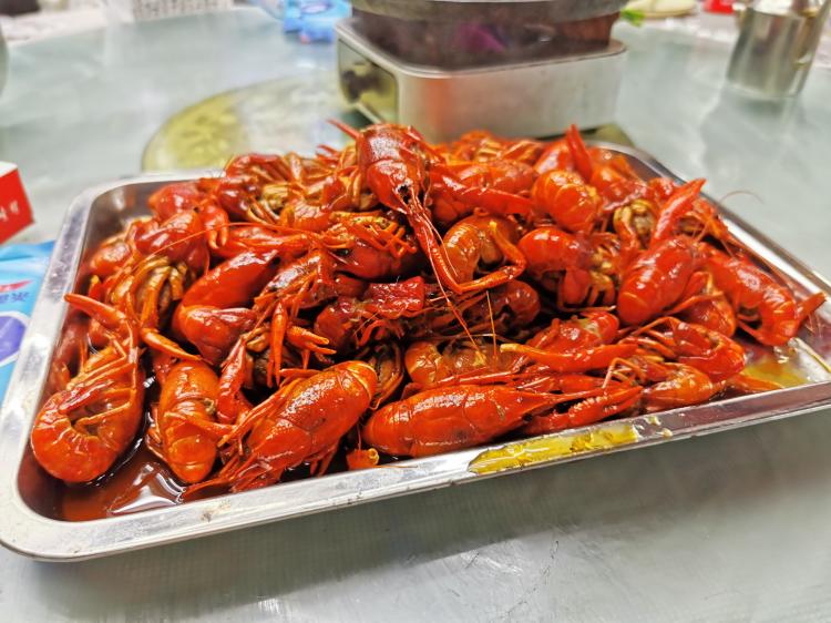 地头*般的宵夜存在,小龙虾味道地道.