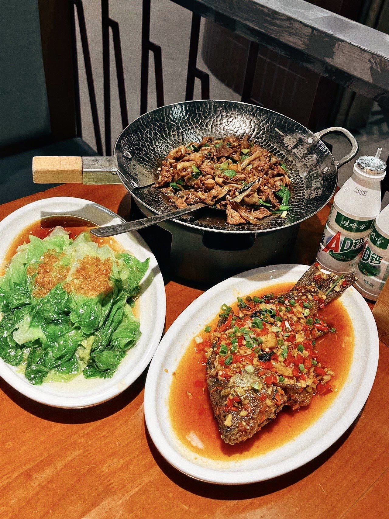 香煎武昌鱼95更是堪称一绝!鱼皮金黄酥脆,鱼肉鲜嫩多汁