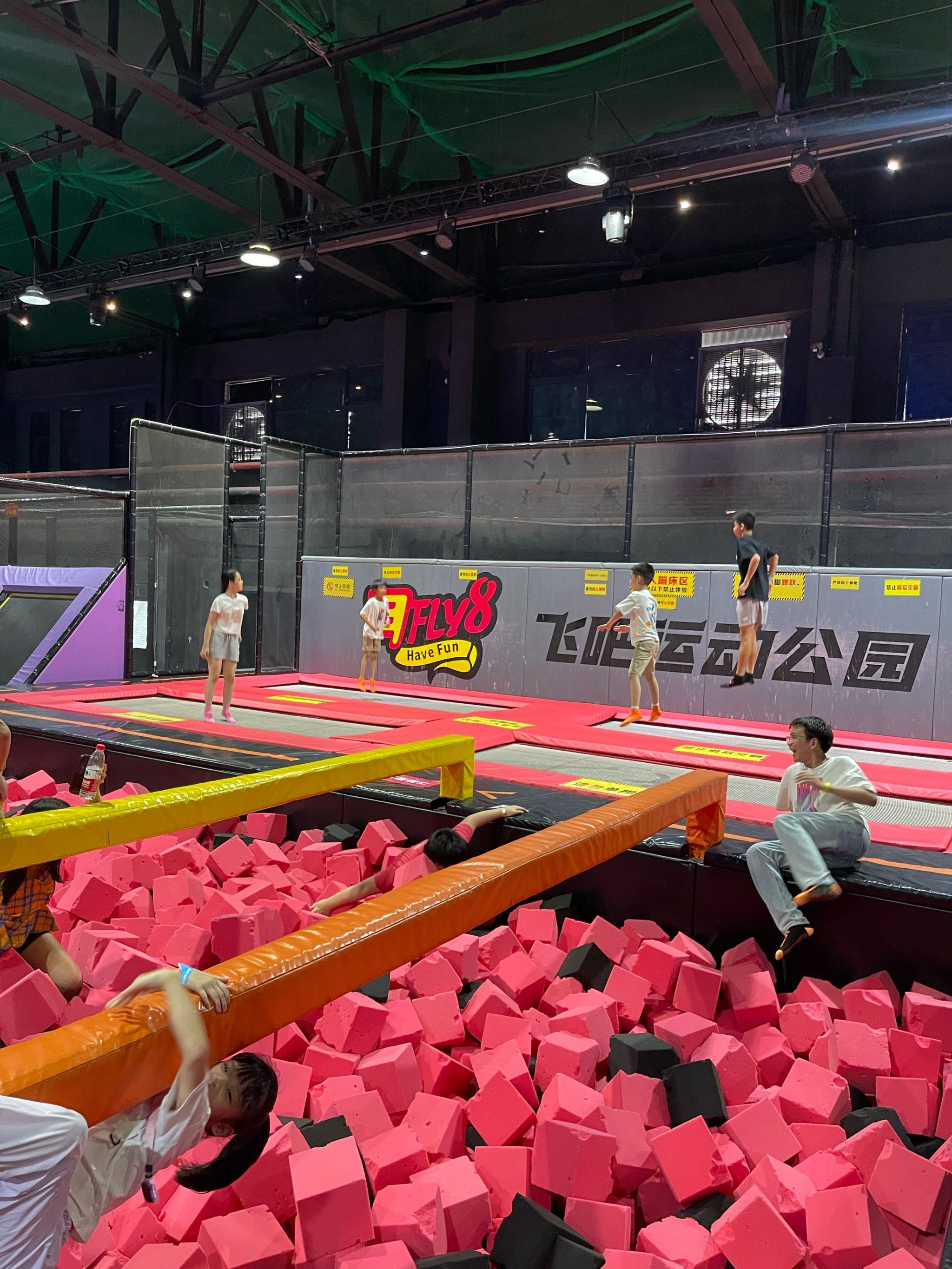 长沙5000平蹦床公园!太适合情侣约会啦吧99