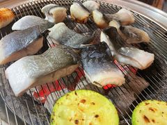 -围炉肉舍•炭烤活鳗•丹东海鲜烤肉(步行街店)