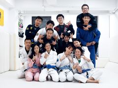 -菠萝格斗巴西柔术训练馆